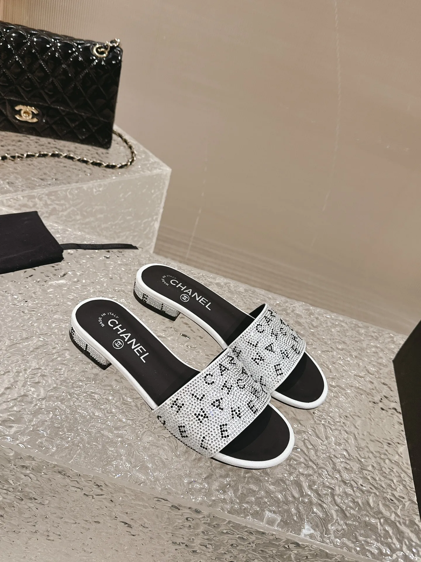 👟👟Ex-factory price 440👟👟 Women's shoes, women's clothing, Xiaoxiang, black rhinestones with large letters, Chanel rhinestone slippers, really such blingbling slippers full of diamonds, both classic and artistic, you can style your daily street style. The characteristic is that the hot diamonds are particularly shiny. They are made with heavy craftsmanship and are not easy to fall off. They have the sexy temperament of celebrities and are versatile. Color: black white 35-41